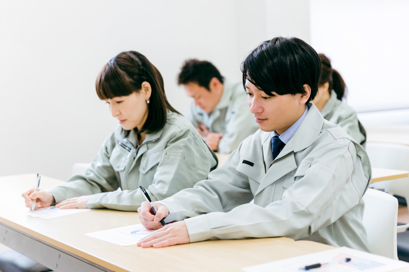 階級別研修で筆記する社員